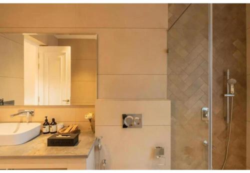 bagno con doccia, lavandino e lavandino di TelferkStays 4BHK Luxurious Villa ad Anjuna