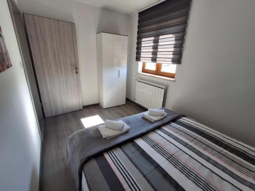 Ένα ή περισσότερα κρεβάτια σε δωμάτιο στο Apartman OBLAK Ravna gora