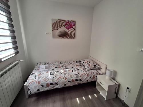 Ένα ή περισσότερα κρεβάτια σε δωμάτιο στο Apartman OBLAK Ravna gora