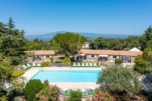 une image d'une piscine entourée de chaises et d'arbres dans l'établissement Provençal stone T2 Mazet in a tourist residence, à La Roque-sur-Pernes