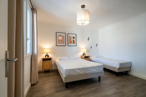 une chambre avec deux lits et une fenêtre dans l'établissement Provençal stone T2 Mazet in a tourist residence, à La Roque-sur-Pernes