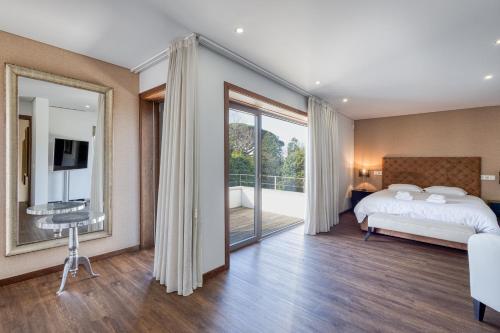 Ένα ή περισσότερα κρεβάτια σε δωμάτιο στο ON Apartments - Luxury House - Pool & Parking & Pet Friendly