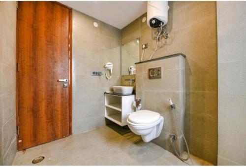 Koupelna v ubytování HOTEL The Almora By RS Global Near By Delhi International Airport With - Free Airport Drop