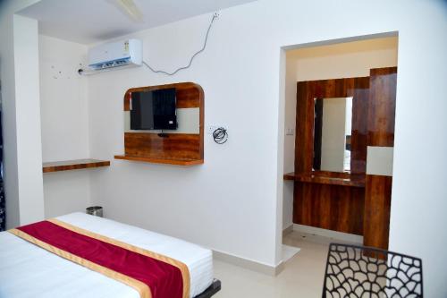 a room with a bed and a mirror at Golden Keys in Bengaluru