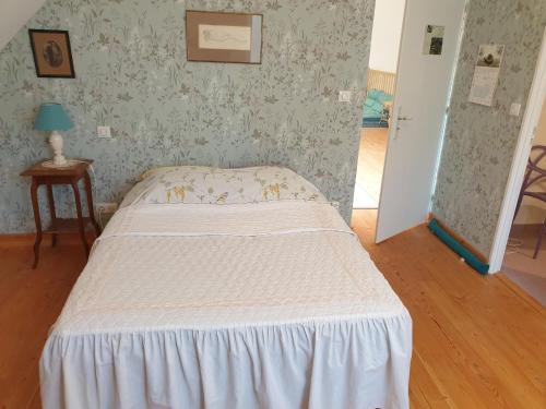 Una cama o camas en una habitación de Chambres d'hôtes, Le champ fleuri