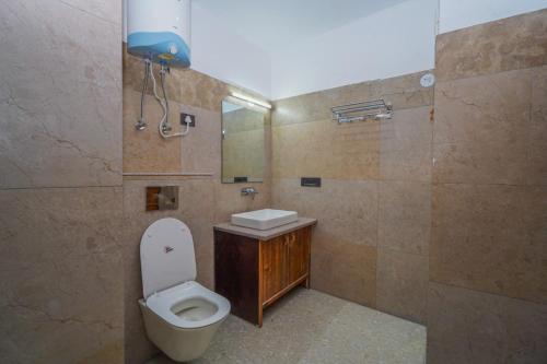 un bagno con wc, lavandino e doccia di Hotel Shashipa House, Leh a Leh