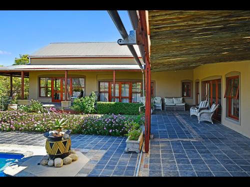 un porche de una casa con patio en The Manor House at Roubaix Estate, en Franschhoek