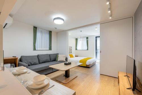 a living room with a couch and a bed at TOKYO SHIBA Retreat 3427 in Tokyo