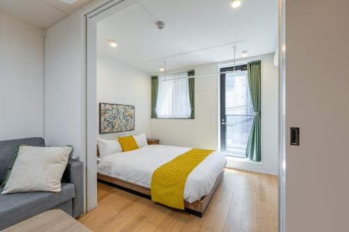a bedroom with a bed and a couch at TOKYO SHIBA Retreat 3427 in Tokyo