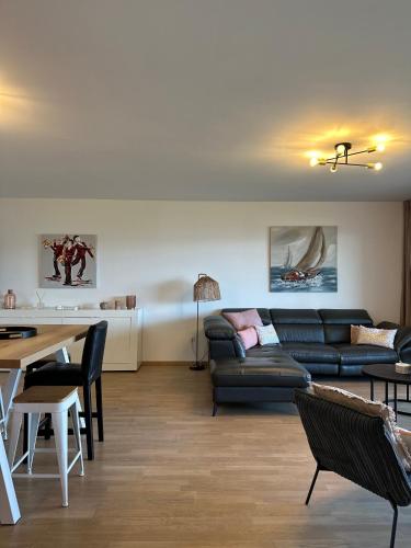 un salon avec un canapé et une table dans l'établissement Torriciola location Genovese, à Ajaccio