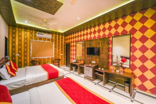 瓦拉纳西Shiv Rudraksh Resort, Near Assi Ghat的房间里有一张床和一台电视的卧室