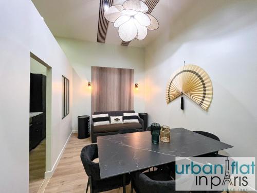 un salon avec une table et un canapé dans l'établissement 05 - Parisian Design Loft, à Paris