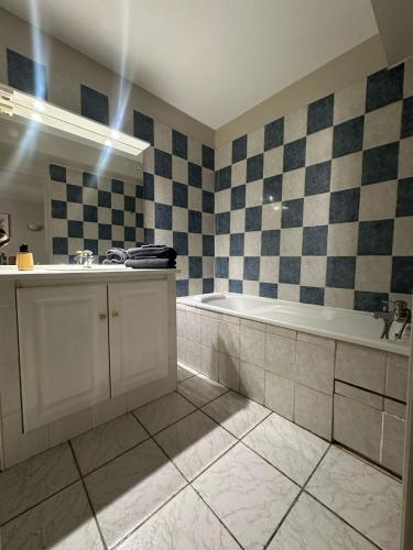 une salle de bain avec une baignoire et un lavabo dans l'établissement Studio de 30 m2 centre-ville NARBONNE, à Narbonne