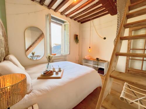 une chambre avec un lit blanc et une fenêtre dans l'établissement A 10 minutes à pied de la gare et des Rives de l'Orne, à Caen