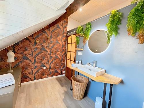 une salle de bain avec un lavabo et un miroir dans l'établissement A 10 minutes à pied de la gare et des Rives de l'Orne, à Caen