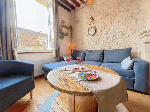 un salon avec une table et un canapé dans l'établissement A 10 minutes à pied de la gare et des Rives de l'Orne, à Caen
