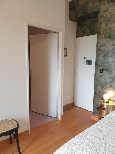 Una cama o camas en una habitación de Chambres d'hôtes, Le champ fleuri