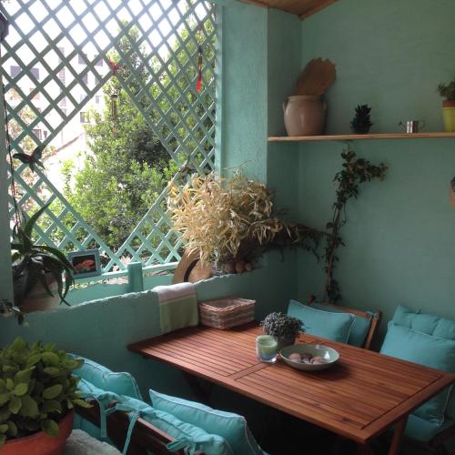 - une table en bois dans une chambre avec fenêtre dans l'établissement La Terrasse du Mole, à Sète