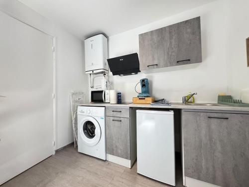 une cuisine avec un lave-linge et un lave-linge dans l'établissement Petit studio, fonctionnel 2A, à Royat