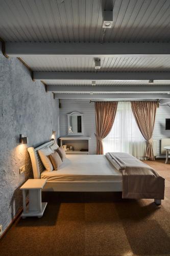 a large bedroom with a large bed and a window at Hotel Velyka Vedmedytsya in Yaremche