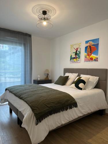 une chambre avec un grand lit et une fenêtre dans l'établissement Torriciola location Genovese, à Ajaccio