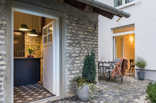 an open door to a patio with a table at Villa Porcelaine in Keszthely