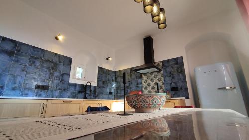 eine Küche mit einem Tisch mit einer Vase darauf in der Unterkunft Casa Anna in Facinas