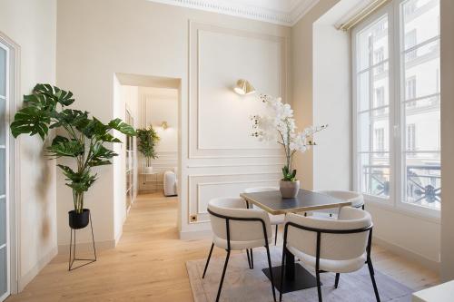 une salle à manger avec une table et des chaises dans l'établissement Pick A Flat's Apartments in Opéra- Rue Saint-George, à Paris