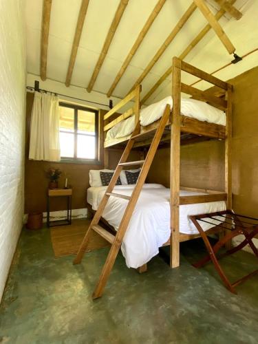 Palanda nebo palandy na pokoji v ubytování Casa de Barro en un Lugar Mágico Citlalapa