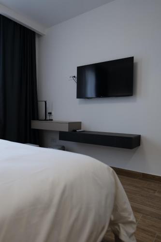 KIMMIY hotel贝尔格莱德可眯酒店にあるテレビまたはエンターテインメントセンター