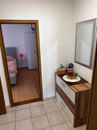 1 dormitorio y baño con espejo y tocador. en Apartments Ana Malinska island Krk, en Vantačići