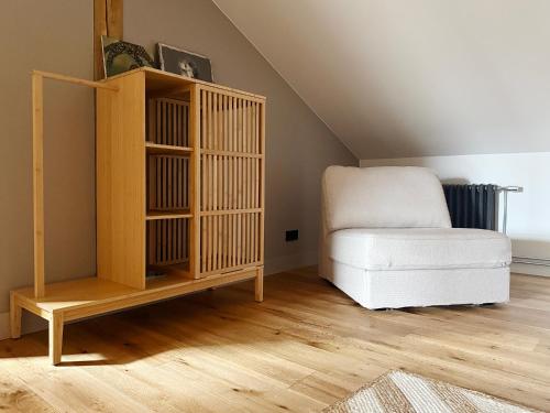 リエパーヤにあるKurshu Mansards - Modern Loftのリビングルーム(白い椅子、本棚付)