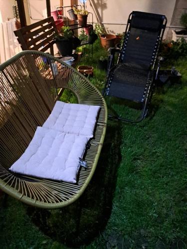 un banc avec un oreiller sur l'herbe dans l'établissement Lovely room, à Tremblay-en-France