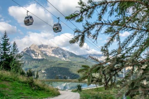 a ski lift with a mountain and a lake at Gästehaus Sieger-Brandner Apartment im Gästehaus Sieger-Brandner in Ramsau