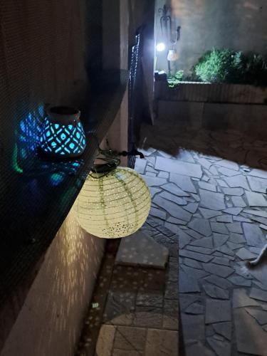 un vase assis sur une table dans une pièce dans l'établissement Lovely room, à Tremblay-en-France