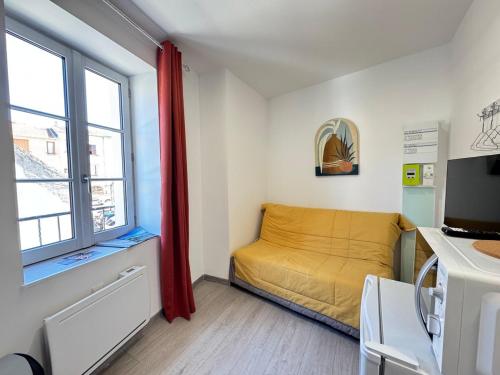 une petite chambre avec un lit et une fenêtre dans l'établissement Petit studio, fonctionnel 2B, à Royat