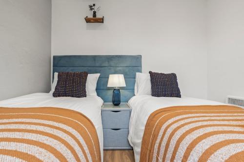 two beds sitting next to each other in a bedroom at 2 Bedroom flat for Corporate, workers, Relocation, West st in Buckinghamshire