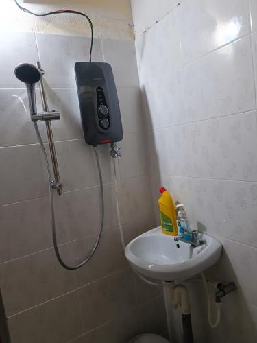 Pasir MasにあるQc HOMESTAY JINTAN- Bukan Islam Pemilikのシャワーと洗面台付きのバスルーム
