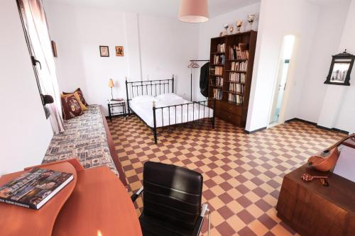 ein Zimmer mit einem Bett, einem Tisch und einem Stuhl in der Unterkunft Villa Ostria - by Rentals Pro Nea Moudania in Nea Moudania