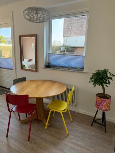 a dining room with a table and four chairs at Studio Brinkstraat in Hoogeveen