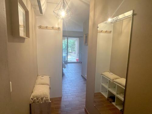 La salle de bains est pourvue d'un miroir et d'un banc. dans l'établissement Appt 27m2 - parking - clim - piscine - mer à 100m, à Roquebrune-sur Argens