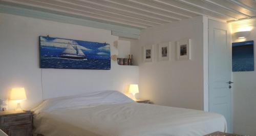 - une chambre blanche avec un lit et deux lampes dans l'établissement Celene House Sapsila Patmos, à Patmos