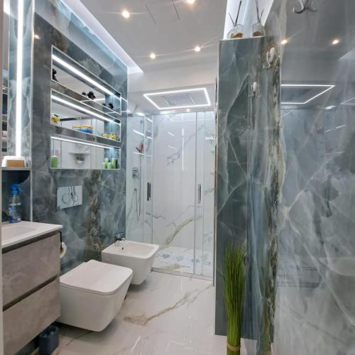 La salle de bains est pourvue d'un lavabo et d'une douche. dans l'établissement Sharon Apartment in Victoria Beach, à Menton