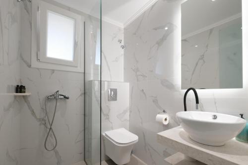 Ένα μπάνιο στο Feeloxenia Corfu Apartments