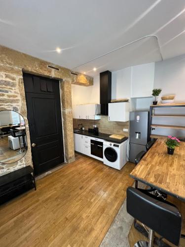 une grande cuisine avec une porte noire et une table dans l'établissement Superbe appartement silencieux dans l'hyper centre, à Lyon