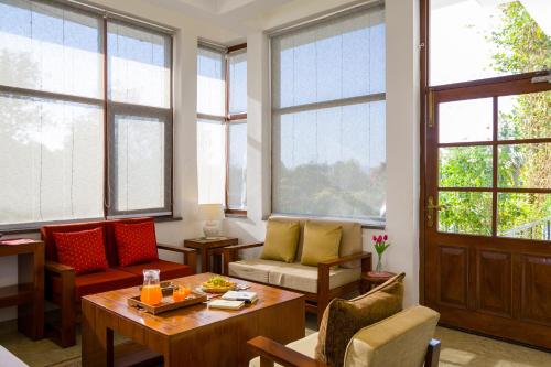 Posezení v ubytování Alaya Stays Farm Naturelle Serene 3-BHK Farmhouse With Garden, Orchards & Terrace Near Jim Corbett