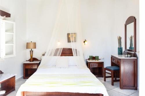 En eller flere senge i et værelse på Sunrock Suites - Villa Petunia