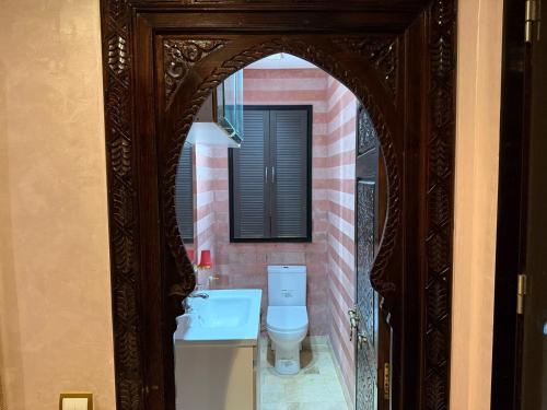 ein Badezimmer mit Toilette und Waschbecken in der Unterkunft Appartement à Dar bouaaza in Tamaris