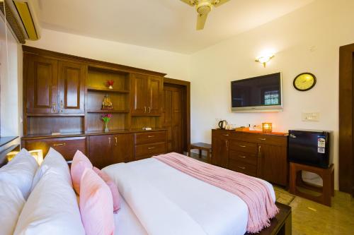 Postel nebo postele na pokoji v ubytování Alaya Stays Farm Naturelle Serene 3-BHK Farmhouse With Garden, Orchards & Terrace Near Jim Corbett