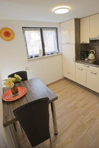 Una cocina o zona de cocina en Apartments Lara with more affordable parking